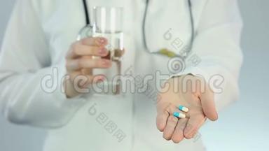 女医生为病人提供抗抑郁药，止痛药物
